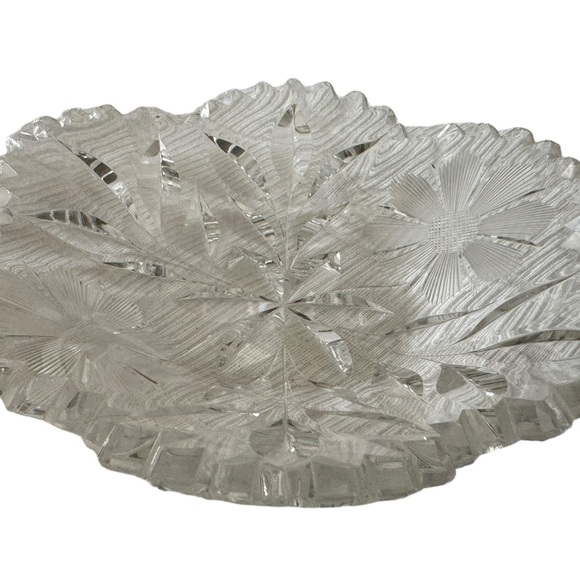 Vintage Saw Tooth Crystal Clear Round Candy/Trinket Dish w/ DAISY Flowers 6" Dia - Picture 2 of 3